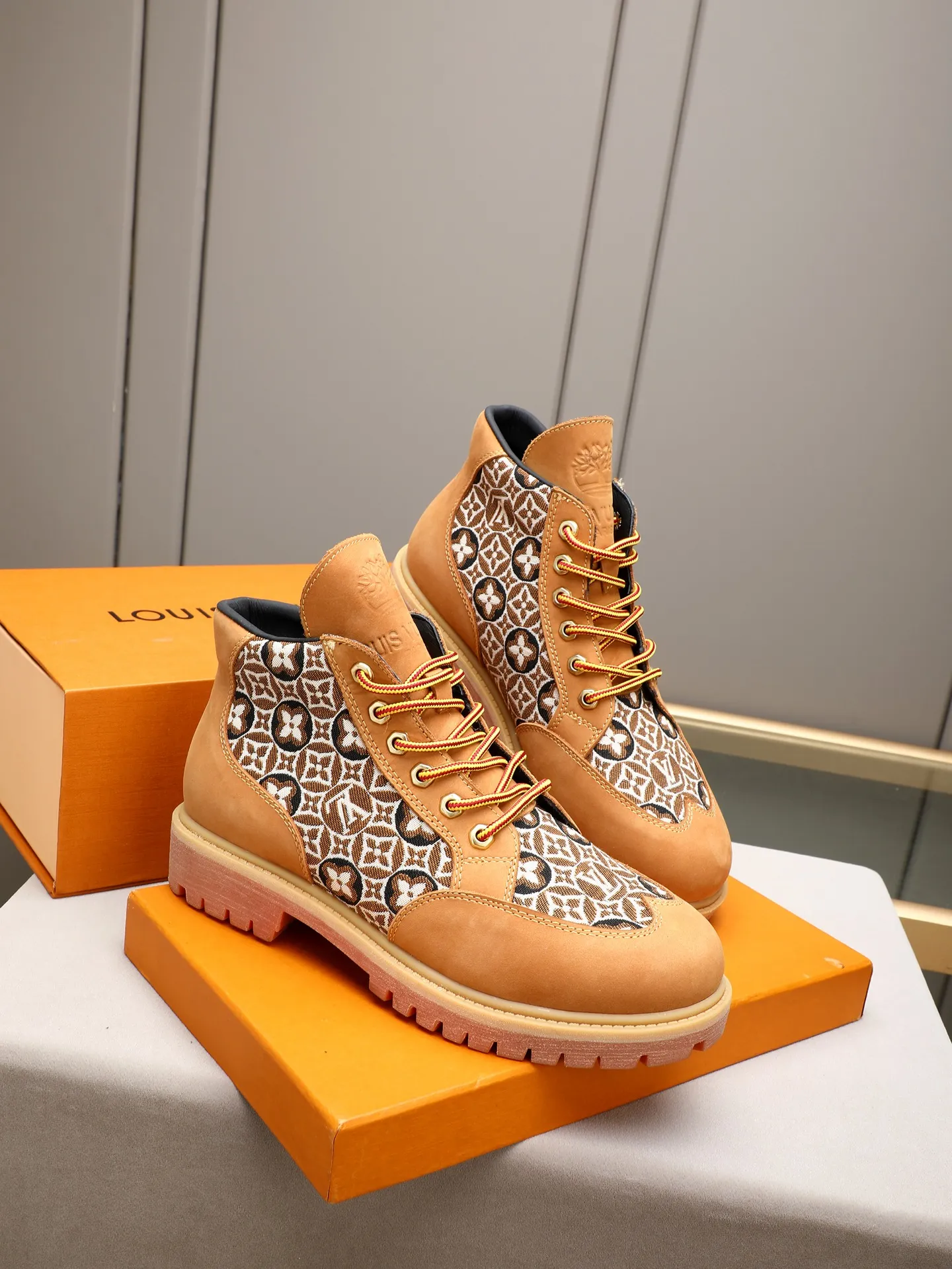 PP460 LOUIS VUITTON ss25 LV donkey brand new thick-soled lace-up big-toe shoes men's casual shoes high-top short boots. These boots are crafted from top-grain calf leather for a lightweight and comfortable fit. The thick EVA outsole is embellished with eye-catching ridges, and the trendy attitude of being both strong and soft makes it an everyday choice. ✔Upper: imported first-layer cowhide ✔Inner lining: sheep lining ✔Outsole: original molded outsole Size: 38-44 (45 customized)